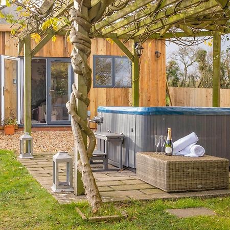 Wisteria View With Hottub & Cabin Sleeps 20 Chippenham  Buitenkant foto