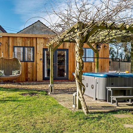 Wisteria View With Hottub & Cabin Sleeps 20 Chippenham  Buitenkant foto