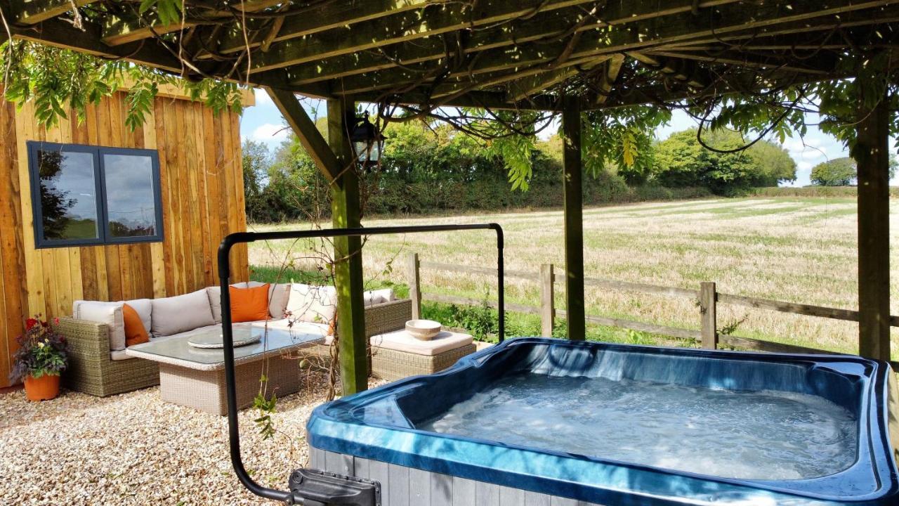 Wisteria View With Hottub & Cabin Sleeps 20 Chippenham  Buitenkant foto