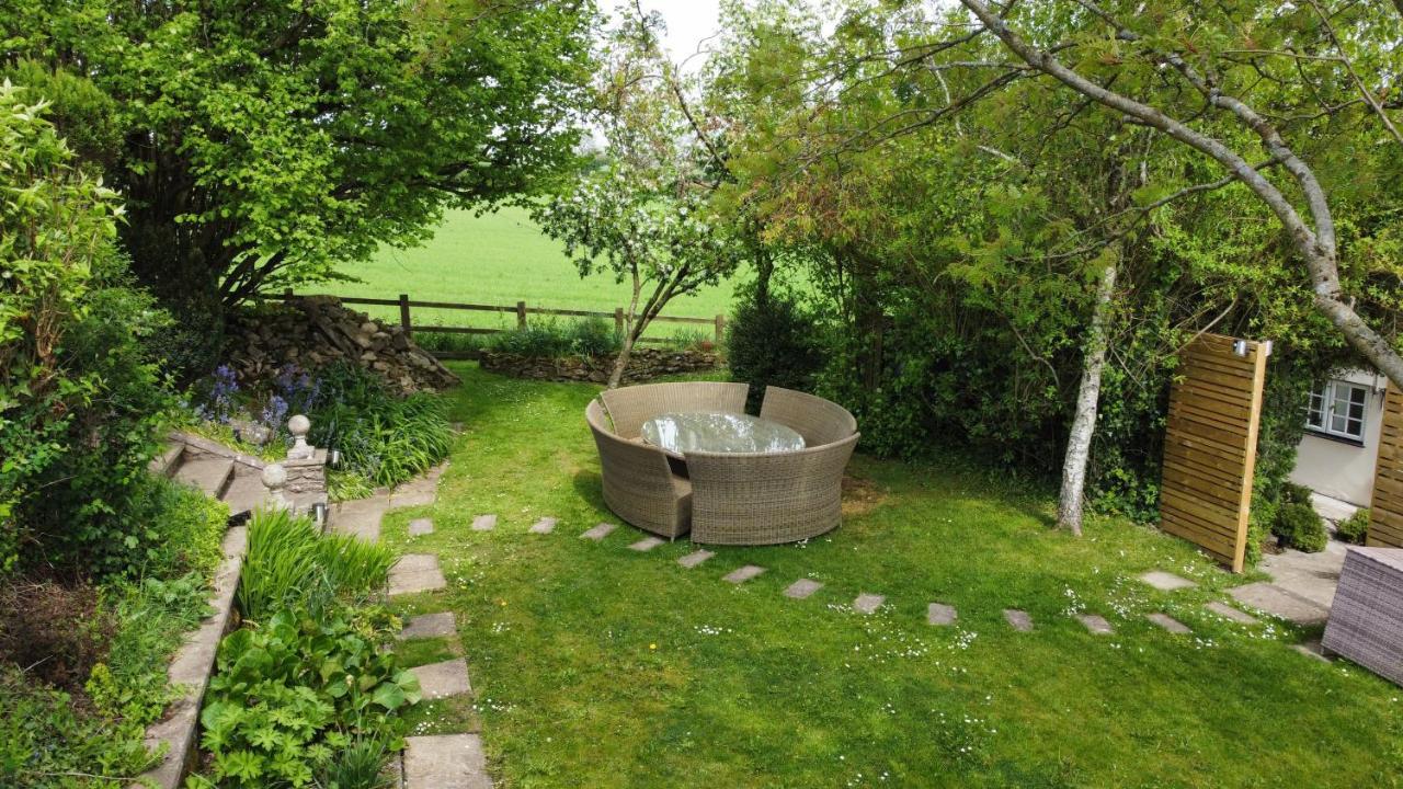 Wisteria View With Hottub & Cabin Sleeps 20 Chippenham  Buitenkant foto