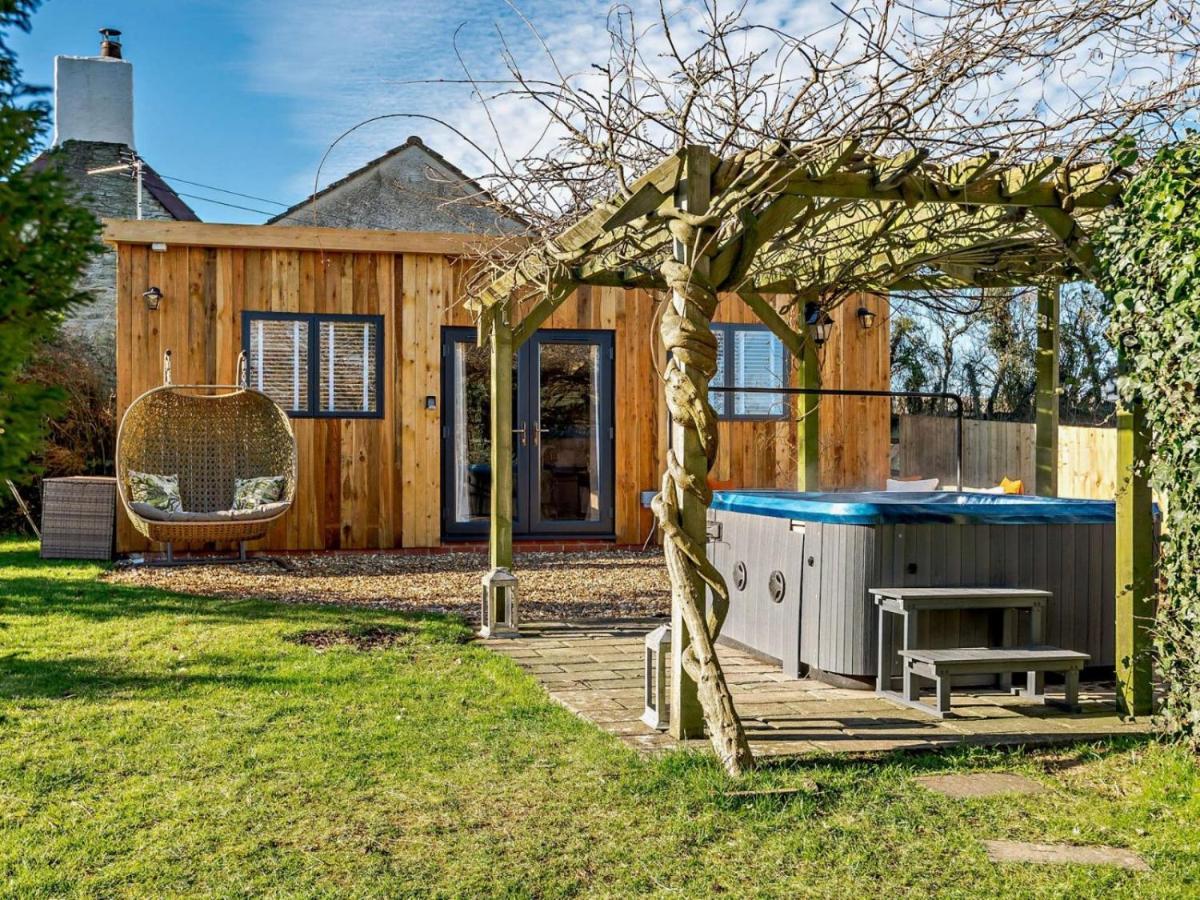 Wisteria View With Hottub & Cabin Sleeps 20 Chippenham  Buitenkant foto