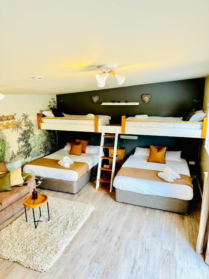 Wisteria View With Hottub & Cabin Sleeps 20 Chippenham  Buitenkant foto